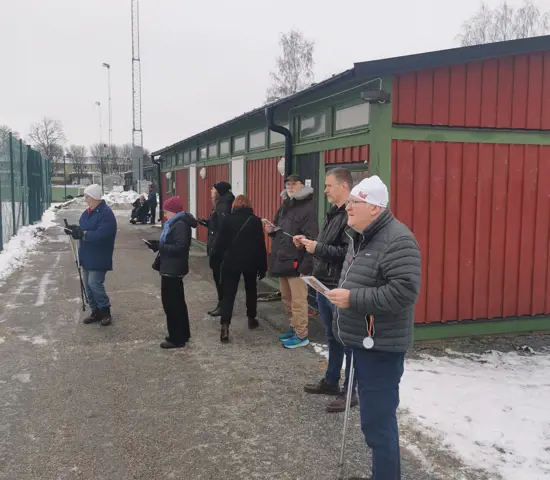 Deltagarna gör en praktisk prova-på PreO-övning på väg till lunchen på Svampen.