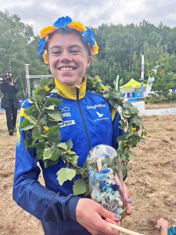 En glad Freja Hjerne efter seger på EYOC:s långdistans. Bild: Oskar Andrén.