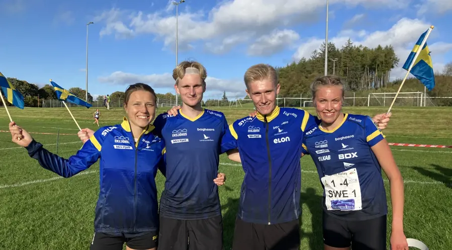 Segrande sprintstafettlaget: Emma Bjessmo från IFK Lidingö och Axel Granqvist, OK Ravinen tillsammans med Jonathan Gustavsson och Hanna Lundberg. Foto: Kalle Dalin