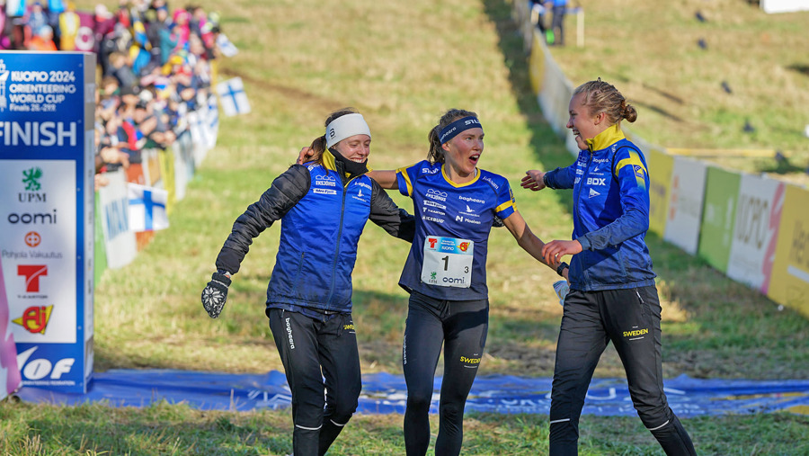 Tove Alexandersson jublar tillsammans med Sanna Fasth, till vänster och Hanna Lundberg efter stafettsegern på världscupen i Finland. Segern innebar svensk totalseger i nationstävlingen. Bild: Tero Marjamäki.