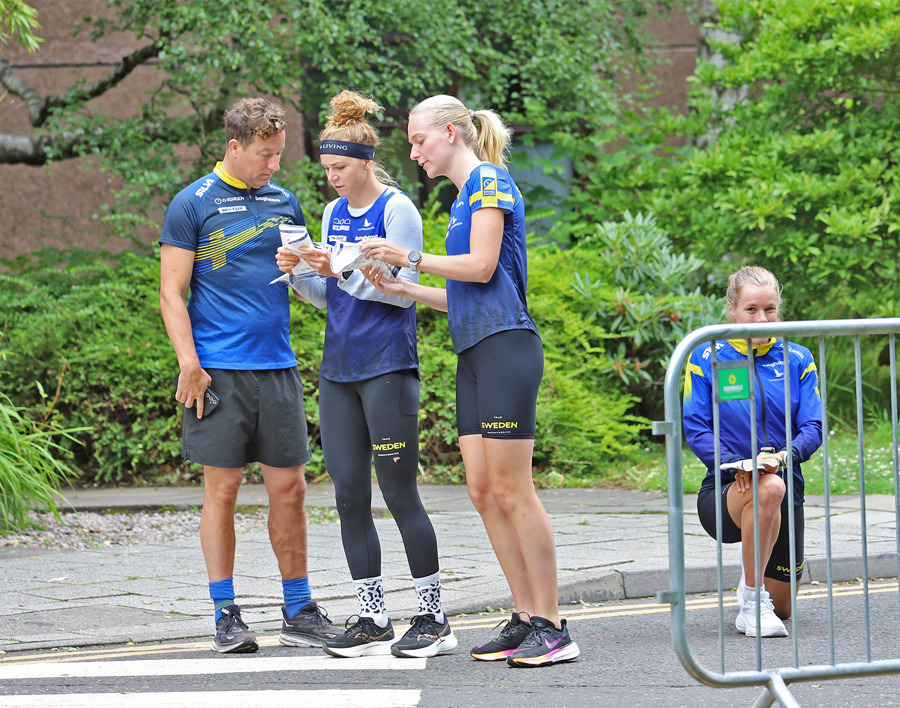 Karolin Ohlsson, i mitten, diskuterar Model Event-kartan med landslagschef Håkan Carlsson och VM-debutanten Alva Sonesson. Till höger Sara Hagström. Bild: Johan Trygg.