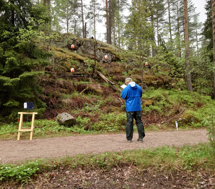 Man läser kartan vid en PreO-kontroll