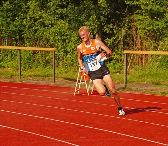 Jonatan Gustafsson ger allt från sista kontrollen och kniper SM-guld. 