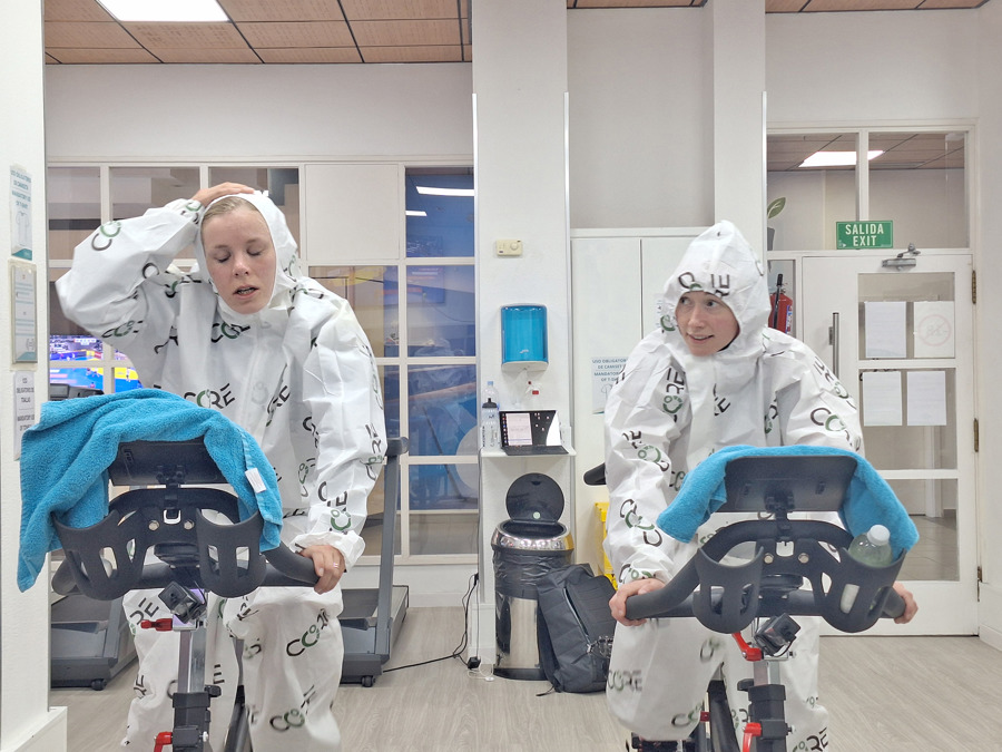 Sara Hagström och Johanna Ridefelt kämpar på under ett värmeträningspass. Bild: Håkan Carlsson.